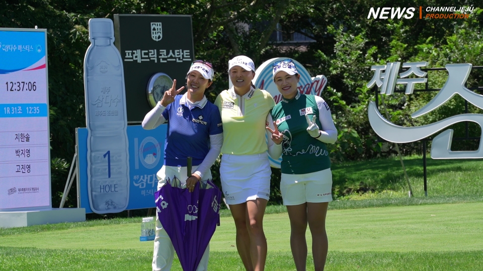고진영 선수와 같이 라운딩을 하는 선수들과 포즈