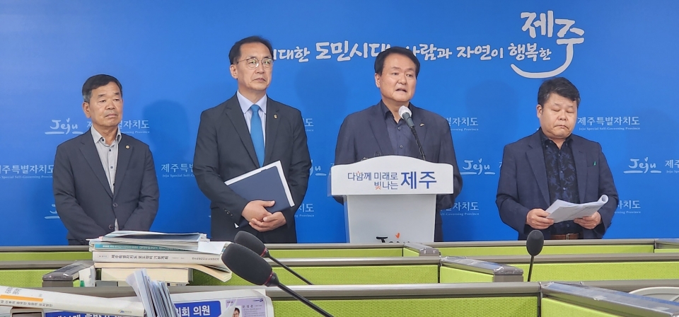 김희현 정무부지사는 10일 오후 제주도청 기자실에서 브리핑을 갖고  “중국 정부의 방한 단체관광 전면 개방 발표는 사드 사태 이후 6년 5개월을 기다려온 반가운 소식”이라며, “제주는 한국에서 유일하게 무비자로 입국할 수 있고 아름다운 휴양지, 즐길거리가 많은 관광 콘텐츠 등 다양한 매력으로 중국인들의 큰 사랑을 받아온 만큼 관광교류 확대를 위해 중국 단체관광 유치를 적극적으로 지원하겠다”고 강조했다.