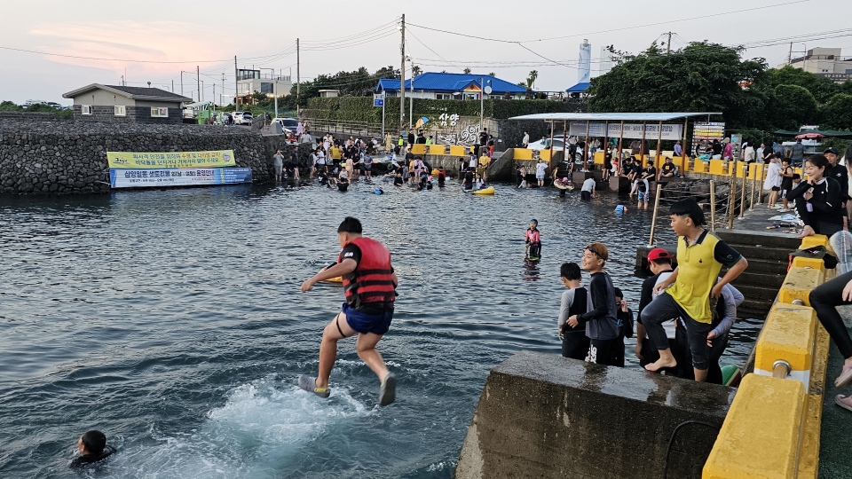 삼양 포구, 바다에 뛰어드는 아이들