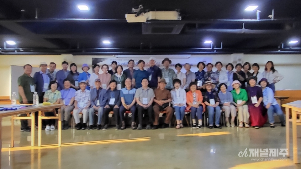 제주문인협회는 여름문학창작교실을 지난 12일부터 13일 이틀에 걸쳐 '제주어문학과 유영하는 여름'이라는 주제로 애월읍 신엄리 수엔수리조트에서 개최했다.(사진제공=제주문인협회)