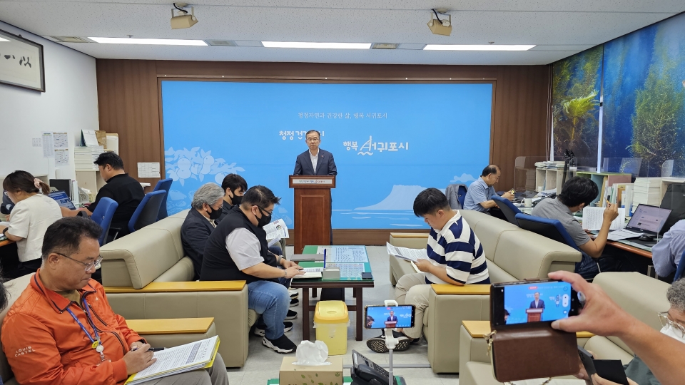 서귀포시 강경택 문화관광체육국장이 '서귀포 글로컬페스타(SGP)' 개최에 대해 설명하고 있다.