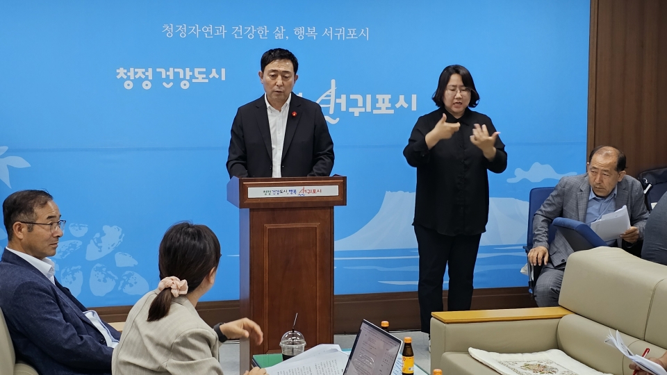 이종우 서귀포시장이 취임 1주년 기자회견에서 질문에 답변하고 있다.