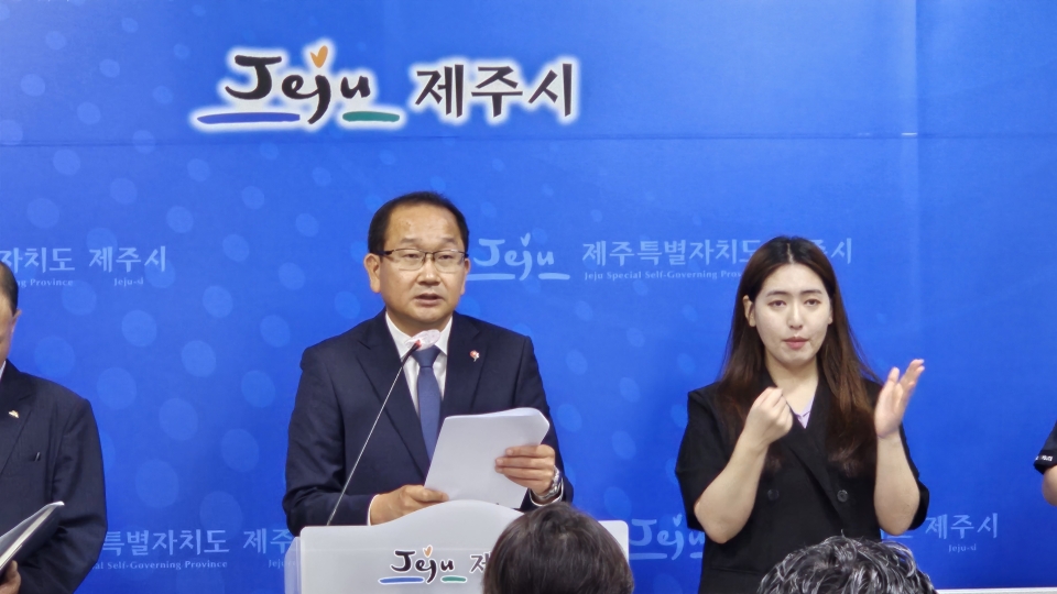 강병삼 제주시장이 제주국제공항입구 지하차도 및 도로개설 사업에 대해 설먕하고 있다.