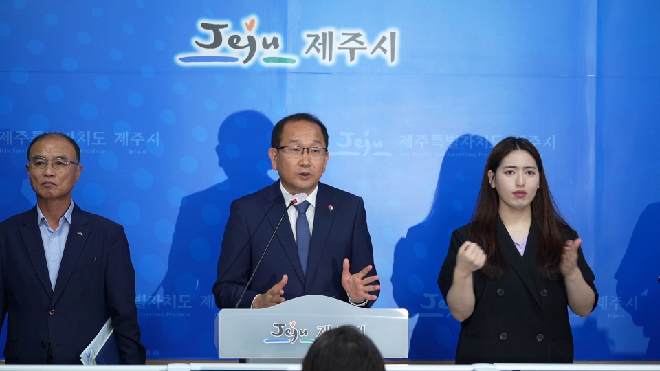 강병삼 제주시장이 제주국제공항 입구 지하차도 및 도로개설 사업 결과에 대해 설명하고 있다.