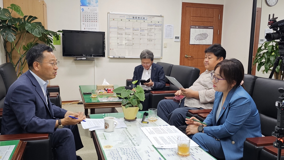 '살롱드(Salon-de) 톡...번외편'...송창권 위원장과 함께한 수다 "현수막 이야기"