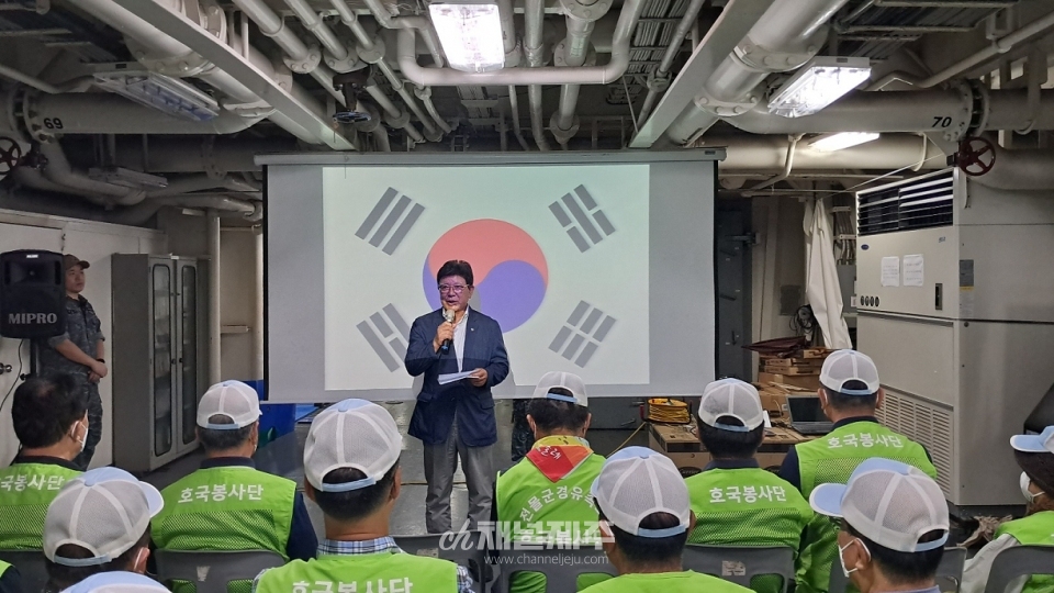 전몰군경유족회 제주도지부는 19일, 제주 해군기지를 방문해 장병 위문금을 전달했다. 제7기동전단은 대한민국 해군의 유일한 전략 기동부대다. 일·중간 해군력 경쟁이 치열한 가운데 우리도 주변 해역 어디든 빠르게 투입될 수 있는 해군 전단의 필요성에 따라 창설했다.(사진제공=전몰군경유족회 제주도지부)