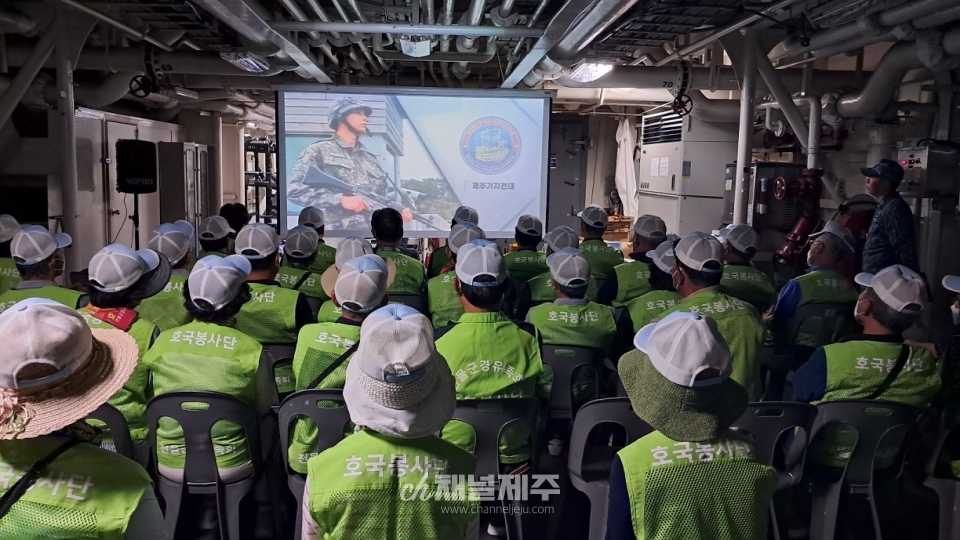 전몰군경유족회 제주도지부는 19일, 제주 해군기지를 방문해 장병 위문금을 전달했다. 제7기동전단은 대한민국 해군의 유일한 전략 기동부대다. 일·중간 해군력 경쟁이 치열한 가운데 우리도 주변 해역 어디든 빠르게 투입될 수 있는 해군 전단의 필요성에 따라 창설했다.(사진제공=전몰군경유족회 제주도지부)
