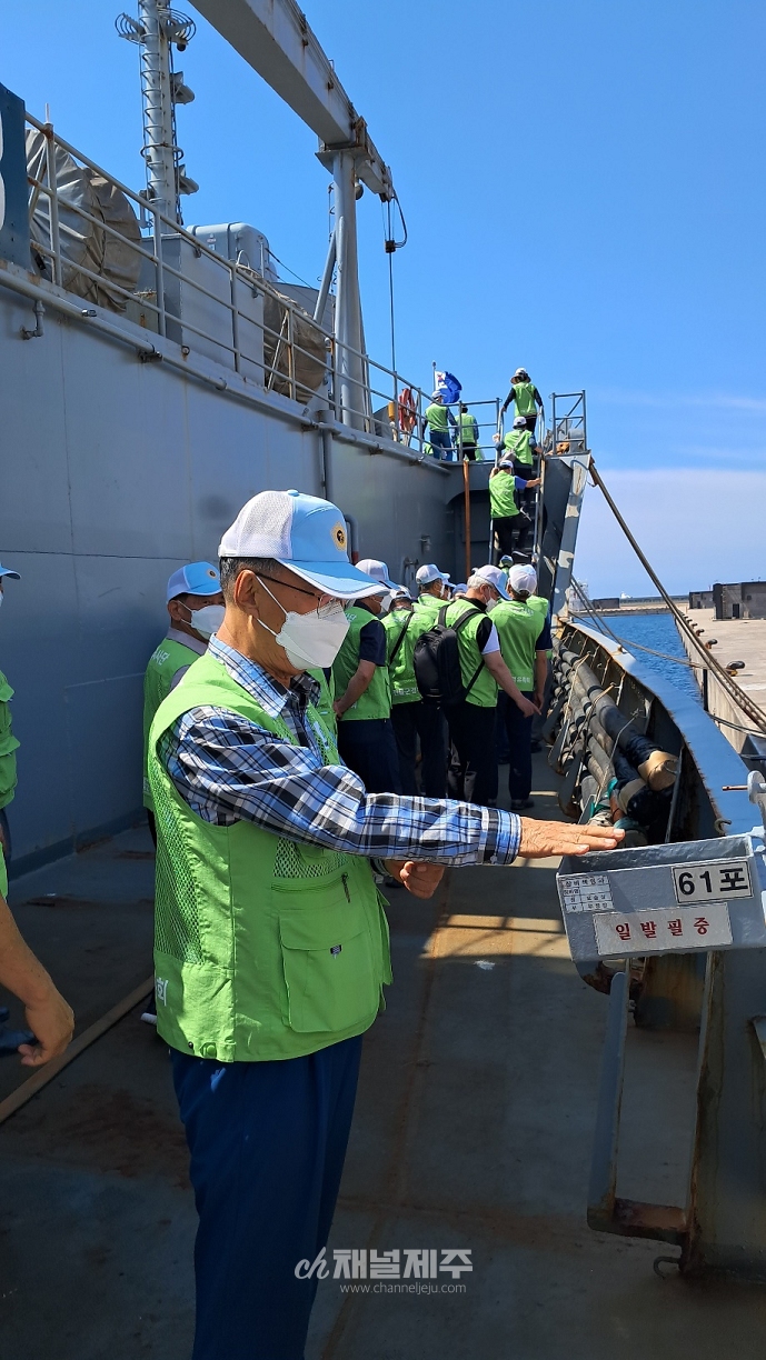 전몰군경유족회 제주도지부는 19일, 제주 해군기지를 방문해 장병 위문금을 전달했다. 제7기동전단은 대한민국 해군의 유일한 전략 기동부대다. 일·중간 해군력 경쟁이 치열한 가운데 우리도 주변 해역 어디든 빠르게 투입될 수 있는 해군 전단의 필요성에 따라 창설했다.(사진제공=전몰군경유족회 제주도지부)