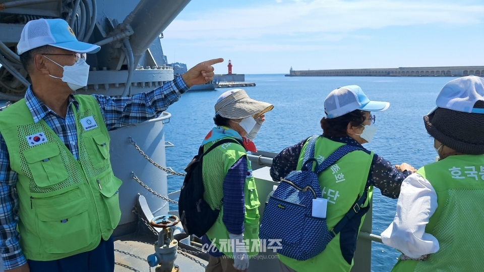 전몰군경유족회 제주도지부는 19일, 제주 해군기지를 방문해 장병 위문금을 전달했다. 제7기동전단은 대한민국 해군의 유일한 전략 기동부대다. 일·중간 해군력 경쟁이 치열한 가운데 우리도 주변 해역 어디든 빠르게 투입될 수 있는 해군 전단의 필요성에 따라 창설했다.(사진제공=전몰군경유족회 제주도지부)