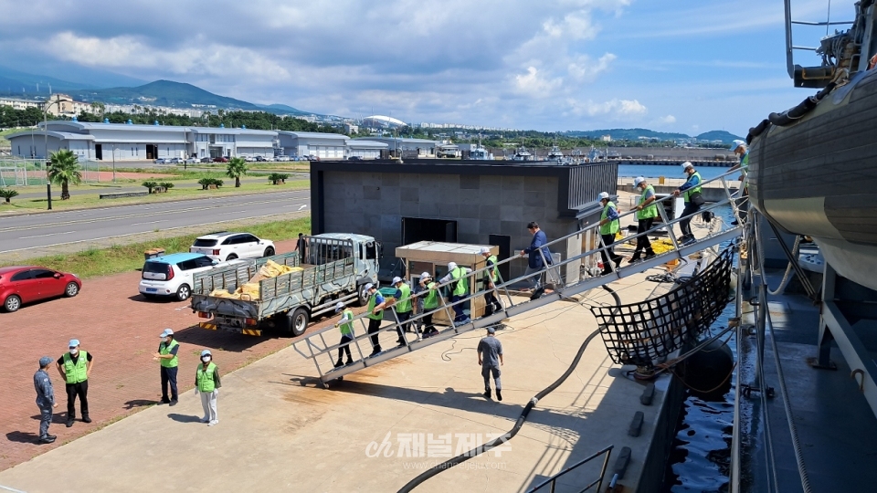 전몰군경유족회 제주도지부는 19일, 제주 해군기지를 방문해 장병 위문금을 전달했다. 제7기동전단은 대한민국 해군의 유일한 전략 기동부대다. 일·중간 해군력 경쟁이 치열한 가운데 우리도 주변 해역 어디든 빠르게 투입될 수 있는 해군 전단의 필요성에 따라 창설했다.(사진제공=전몰군경유족회 제주도지부)
