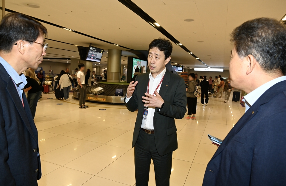 22일, 윤형중 한국공항공사 사장(중앙)이 김포공항 국내선 도착장에서 수하물 시설을 점검하고 짐배송 서비스 이용현황 등을 확인하고 있다.