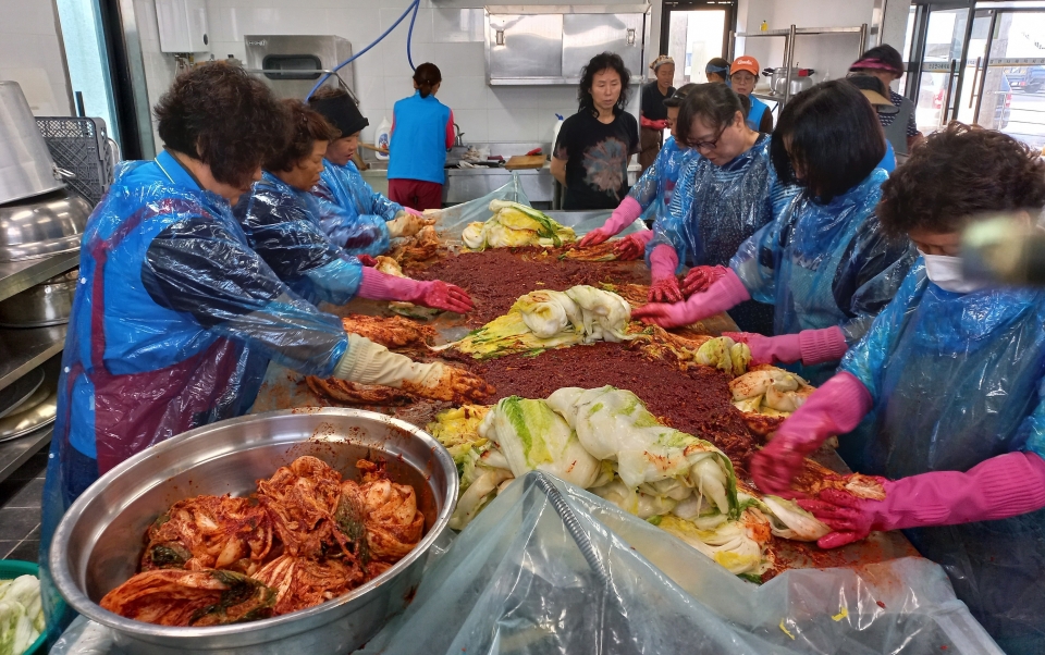 제주고산농협 고향주부모임 추석맞이 다문화가정 배추김치 만들기 체험 및 나눔_보도자료사진