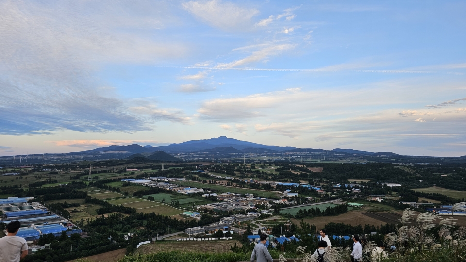 금오름 정상에서 바라본 한라산