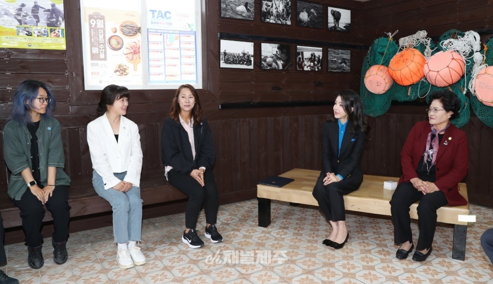 윤석열 대통령 부인 김건희 여사는 6일 오후 제주시 종달어촌계 해녀 휴게실에서 제주지역 해녀 어업인들을 만나 애로사항과 해녀 문화에 대해 청취했다.(사진=대통령실)