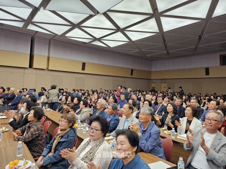 이날 출판기념회에는 허용진 국민의힘 제주도당위원장과 같은 당 현기종·강상수·강하영·이남근·이정엽 도의원, 김태환 전 제주도지사, 구성지·양우철 전 도의장 등 전현직 정치인들이 대거 몰렸다.