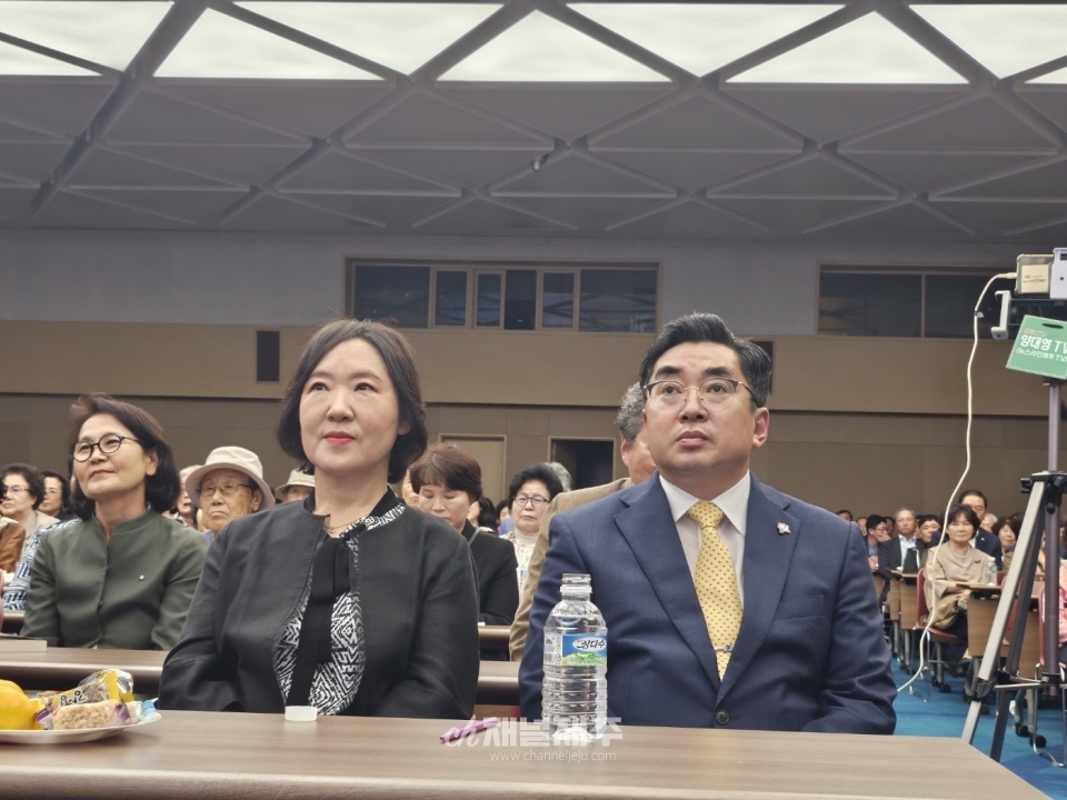 이날 출판기념회에는 허용진 국민의힘 제주도당위원장과 같은 당 현기종·강상수·강하영·이남근·이정엽 도의원, 김태환 전 제주도지사, 구성지·양우철 전 도의장 등 전현직 정치인들이 대거 몰렸다.