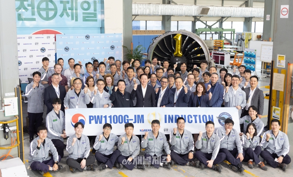 우기홍 대한항공 대표이사 사장(왼쪽 네 번째), Mr. Yogesh Farswani(Executive Director Sales, APAC, P&W)(왼쪽 다섯 번째) 등 관계자들이 기념촬영을 하고 있는 모습(사진제공=대한항공)
