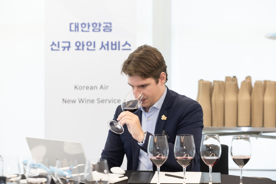 대한항공은 10월 22일과 23일 양일간 서울시 강서구 공항동 소재 대한항공 객실승무원 훈련센터에서 퍼스트클래스 담당 객실승무원 150명을 대상으로 기내 와인 교육을 실시했다