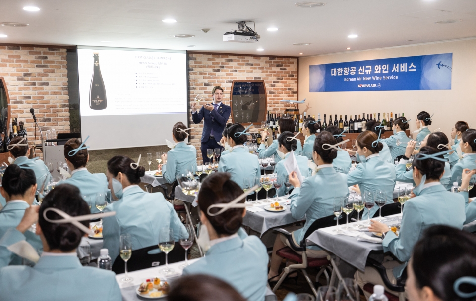 대한항공은 10월 22일과 23일 양일간 서울시 강서구 공항동 소재 대한항공 객실승무원 훈련센터에서 퍼스트클래스 담당 객실승무원 150명을 대상으로 기내 와인 교육을 실시했다