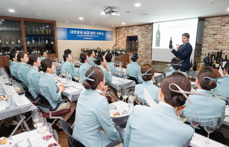 대한항공은 10월 22일과 23일 양일간 서울시 강서구 공항동 소재 대한항공 객실승무원 훈련센터에서 퍼스트클래스 담당 객실승무원 150명을 대상으로 기내 와인 교육을 실시했다