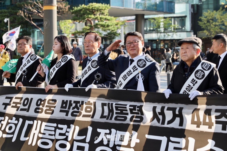 지난 28일(토) 12시, 서울역에서 열린 ‘박정희 대통령 혁명정신 계승’ 태극기 집회(사진=이용훈 시민기자)