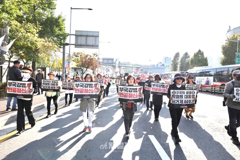 지난 28일(토) 12시, 서울역에서 열린 ‘박정희 대통령 혁명정신 계승’ 태극기 집회(사진=이용훈 시민기자)