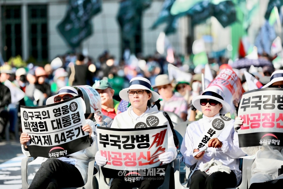 지난 28일(토) 12시, 서울역에서 열린 ‘박정희 대통령 혁명정신 계승’ 태극기 집회(사진=이용훈 시민기자)