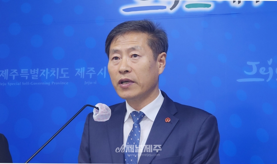 안우진 제주시 부시장은 31일 오전 제주시청 기자실에서 브리핑을 갖고 “그동안 무질서한 주차행위로 인해 종합경기장을 이용하는 시민들의 불편이 있었던 것도 사실이다”고 전하면서, “이번 종합경기장 주차장 유료화로 주차 회전율을 높이고 시설 이용자 중심의 주차장 만들기에 노력해 경기장을 찾는 시민들의 만족도를 더욱 높여 나가겠다”고 말했다.
