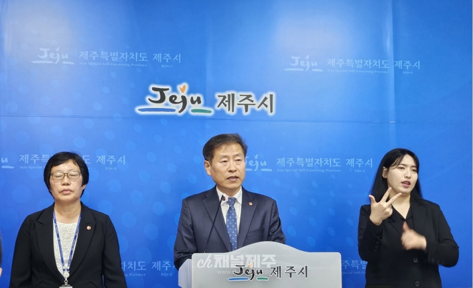 안우진 제주시 부시장은 31일 오전 제주시청 기자실에서 브리핑을 갖고 “그동안 무질서한 주차행위로 인해 종합경기장을 이용하는 시민들의 불편이 있었던 것도 사실이다”고 전하면서, “이번 종합경기장 주차장 유료화로 주차 회전율을 높이고 시설 이용자 중심의 주차장 만들기에 노력해 경기장을 찾는 시민들의 만족도를 더욱 높여 나가겠다”고 말했다.