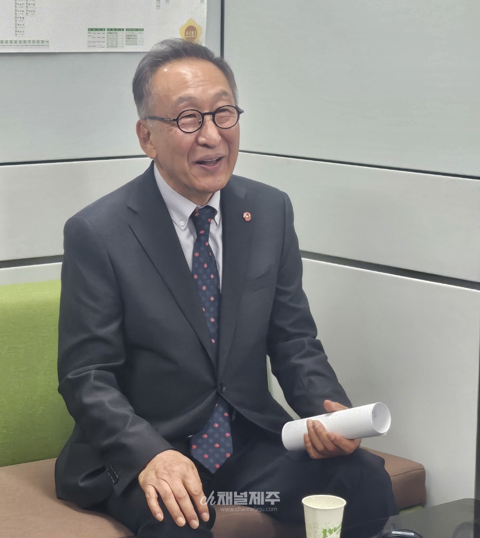 고희범 제주4·3평화재단 이사장은 2일 제주도청 기자실을 찾아 제주도가 추진하고 있는 조례개정 움직임에 대해 그동안 과정에 대해 설명했다.(사진=양대영 기자)