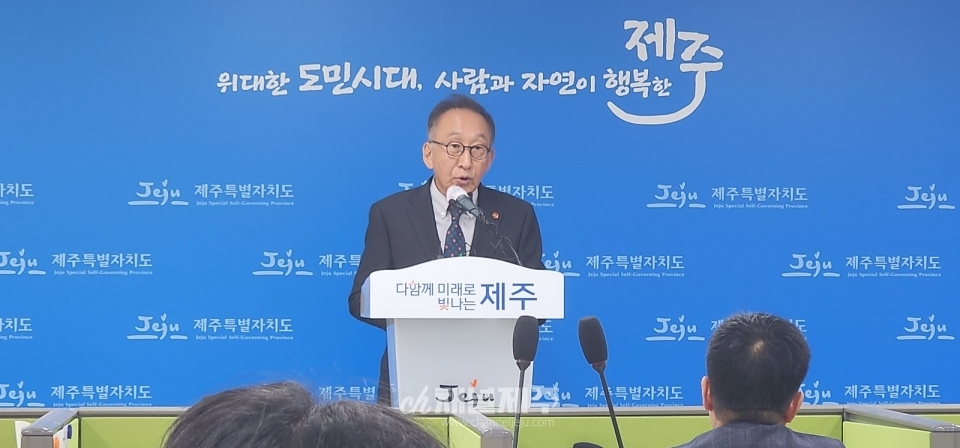 고희범 제주4·3평화재단 이사장은 2일 제주도청 기자실을 찾아 제주도가 추진하고 있는 조례개정 움직임에 대해 그동안 과정에 대해 설명했다.(사진=양대영 기자)