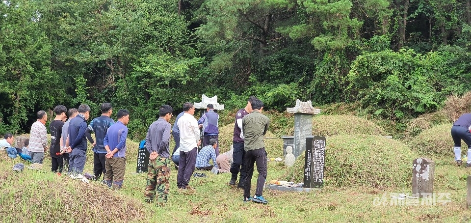 벌초 후 산소에서 제례를 지내는 문중 친척들