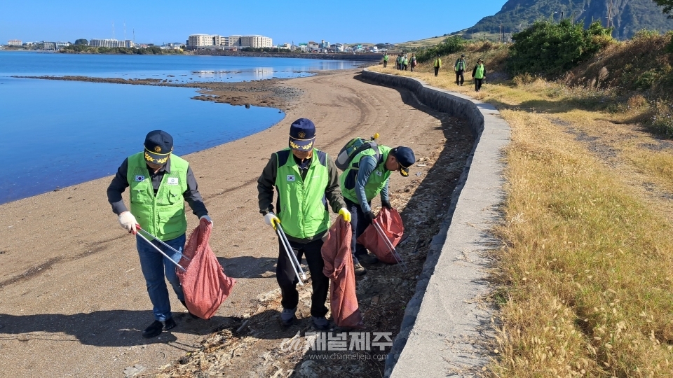호국봉사단, 성산포 내수면 둑길 해안가 환경정화 펼쳐(사진제공=전몰군경유족회 제주도지부)