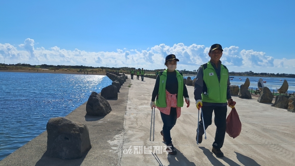 호국봉사단, 성산포 내수면 둑길 해안가 환경정화 펼쳐(사진제공=전몰군경유족회 제주도지부)