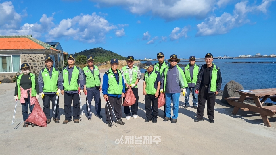 호국봉사단, 성산포 내수면 둑길 해안가 환경정화 펼쳐(사진제공=전몰군경유족회 제주도지부)