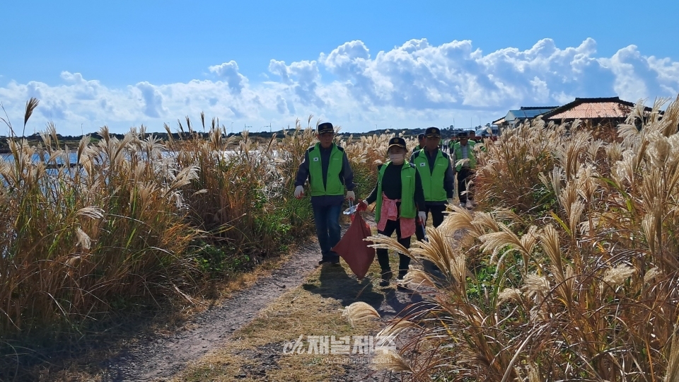 호국봉사단, 성산포 내수면 둑길 해안가 환경정화 펼쳐(사진제공=전몰군경유족회 제주도지부)