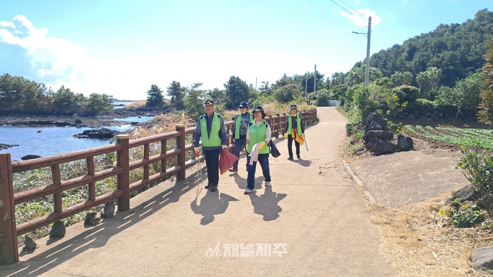 호국봉사단, 성산포 내수면 둑길 해안가 환경정화 펼쳐(사진제공=전몰군경유족회 제주도지부)