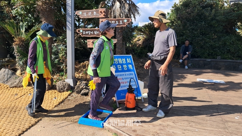 호국봉사단, 성산포 내수면 둑길 해안가 환경정화 펼쳐(사진제공=전몰군경유족회 제주도지부)