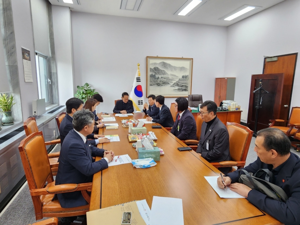 이날 국회 방문은 허용진 국민의힘 제주도당 위원장, 현기종 제주특별자치도의회 국민의힘 원내대표, 이남근 제주특별자치도의회 도의원(국민의힘) 등이 참석하였고, 제주특별자치도에서는 김성중 행정부지사 등이 함께 했다.