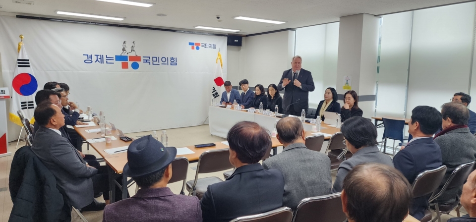 국민의힘 인요한 혁신위원장은 14일 제주도당 당사에서 당원 간담회를 개최했다.