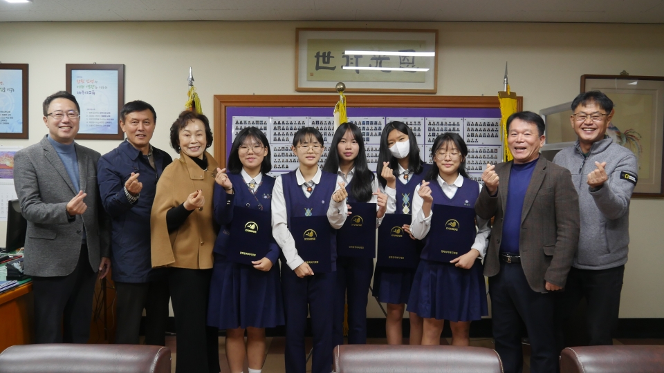 경해장학복지재단, 제주여중 학생에게 350만원 장학금 전달