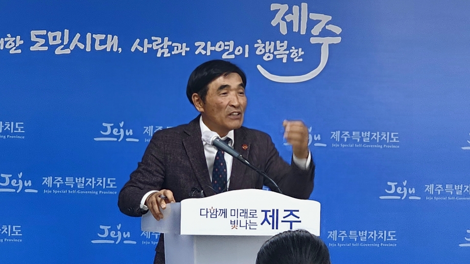 오임종 제주4.3평화재단 이사장 직무대행이 21일 전격 사퇴는 발표했다.