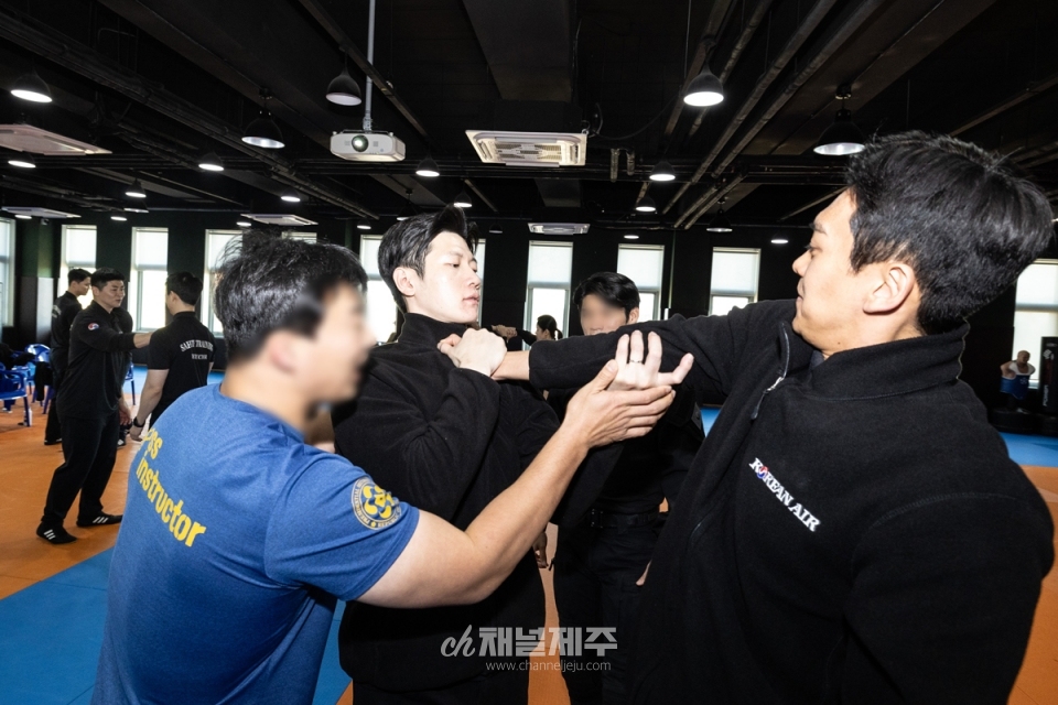 대한항공은 지난 24일 객실안전교관을 대상으로 대통령경호처 경호안전교육원 위탁 교육을 실시했다. 사진은 서울 강서구 대통령경호처 경호안전교육원에서 진행된 ‘항공보안훈련 과정’에 참석한 대한항공 객실안전교관들의 모습(사진제공=대한항공)