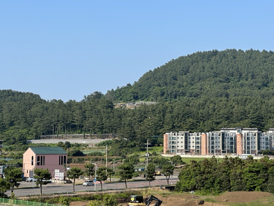 원당봉 중턱 불법 건축물(촬영일: 2023.6.15) 사진제공=(사)제주참여환경연대