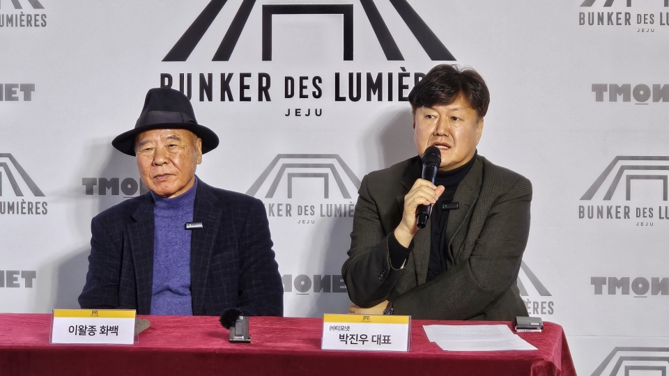 박진우 대표(사진오른쪽)는 “현대 사회에서 여러 힘든 상황을 잊고 잠시나마 예술의 힘을 통해 여유도 갖고 서로도 생각해 보는 시간을 갖길 바란다”며, “이번 전시에 많은 관심을 가져달라”고 전했다.