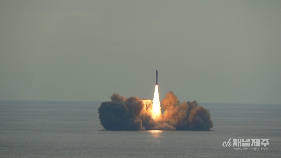 정부 지원을 통해 한화시스템이 자체 개발 제작한 소형 영상 레이더(SAR) 위성이 4일 오후 2시 경 서귀포 남쪽 해상 바지선에서 발사됐다.