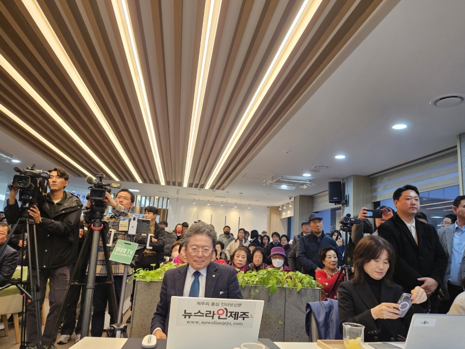 12일 오전 김영진 국민의힘 제주시갑당협위원장은 제주도의회 도민카페 출마기자 회견에서