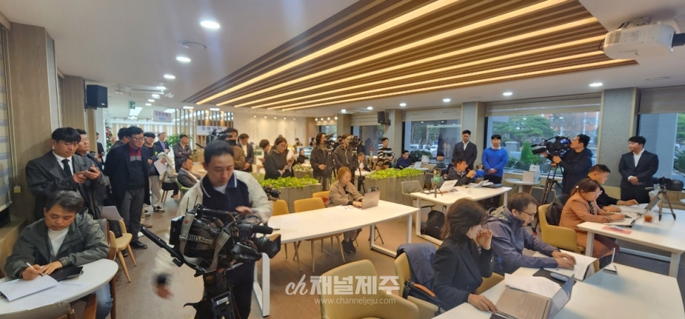 문대림 예비후보는 15일 오전 10시30분 제주도의회 도민카페서 예비후보 등록에 따른 기자회견을 열고 ”철저한 검증 경선으로 총선에서 승리할 것