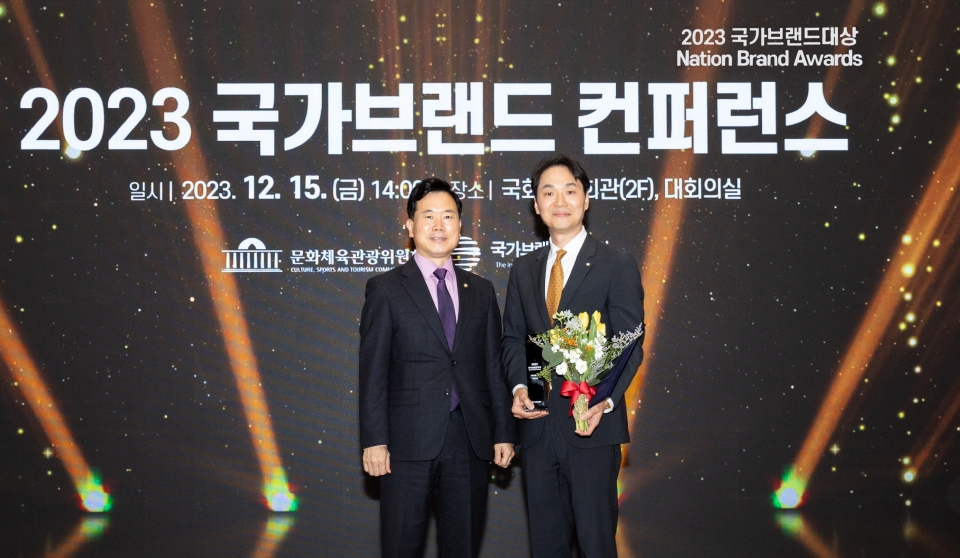사진은 장성현 대한항공 마케팅/IT, 객실 및 서비스 부문 부사장(우측)과 김승수 국회의원(문화체육관광위원)이 기념사진을 촬영하는 모습