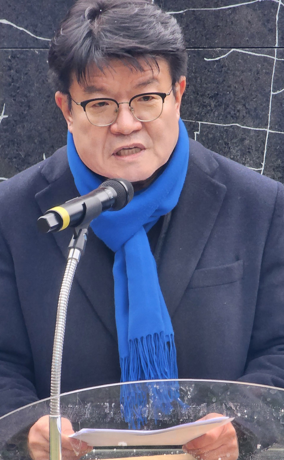 더불어민주당 민주교육연수원 문윤택 부원장(56)이 20일 오후 제주시 노형동 주제주일본국총영사관 앞 공원에서 기자회견을 열고 제22대 국회의원 선거 출마 선언을 하고 있다.